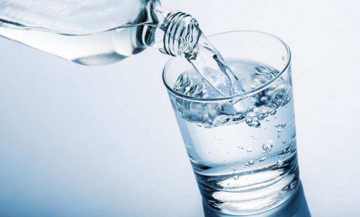 Sa duhet të pimë ujë gjatë ditëve të nxehta?