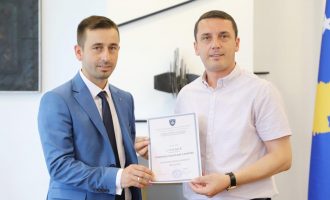Ministri Gashi dha licencat për Federatën e Motoçiklizmit të Kosovës dhe Federatën e Triathlonit të Kosovës