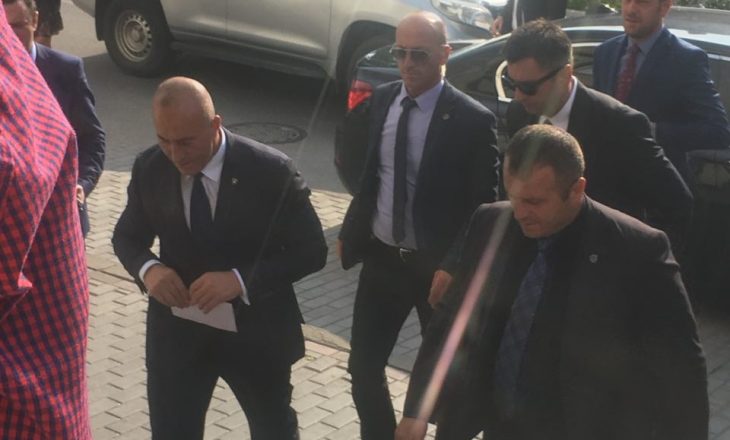 Haradinaj e lë objektin e Qeverisë, shkon në zyrat e partisë së tij