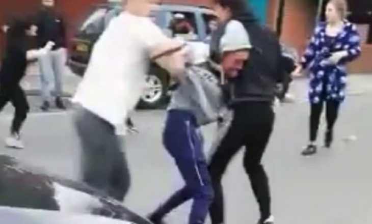 Pamje të rënda gjatë therrjes me thikë të adoleshentit në mes të ditës