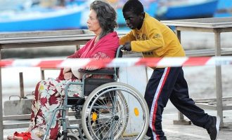 Diva legjendare e filmit, Sofia Loren xhiron film në karrocë invalidësh