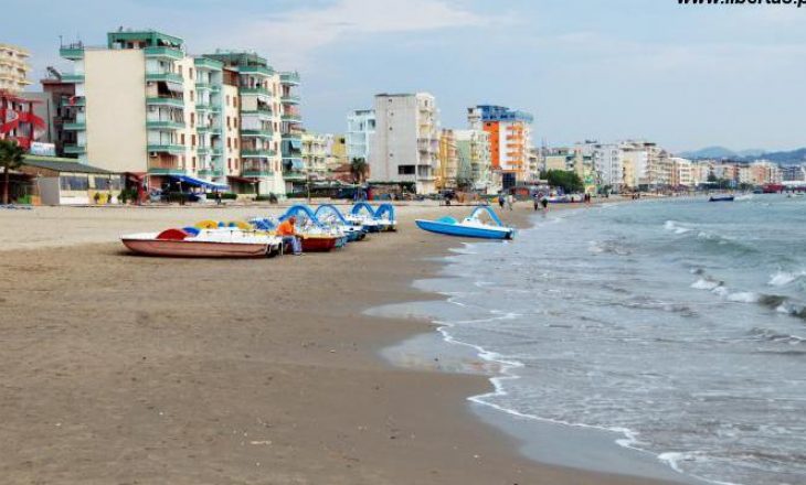 Tmerrohen pushuesit – Një krijesë gjigante del nga deti në plazhin e Durrësit
