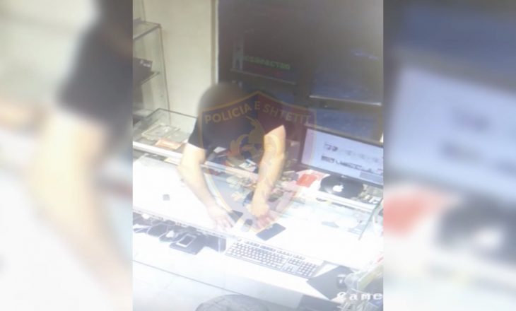 Shqiptari 36-vjeçar i ‘fshinë’ dy telefona në mobishop – dalin pamjet e kamerave të sigurisë