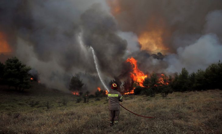 Tragjedi në Greqi, zjarret kaplojnë fshatrat