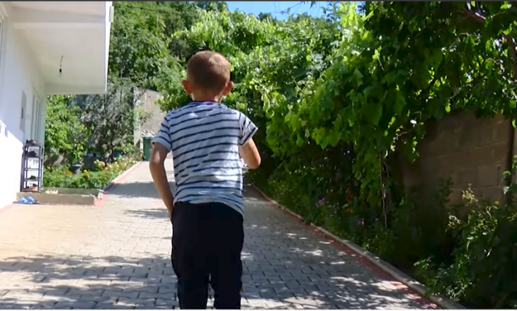 Ujqit po terrorizojnë Hanin e Elezit – familjarët rrëfejnë se si u sulmua 5-vjeçari