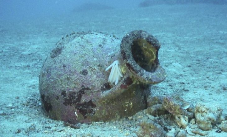 “New York Times” për pasuritë nënujore shqiptare: Zbulohen 22 amfora antike