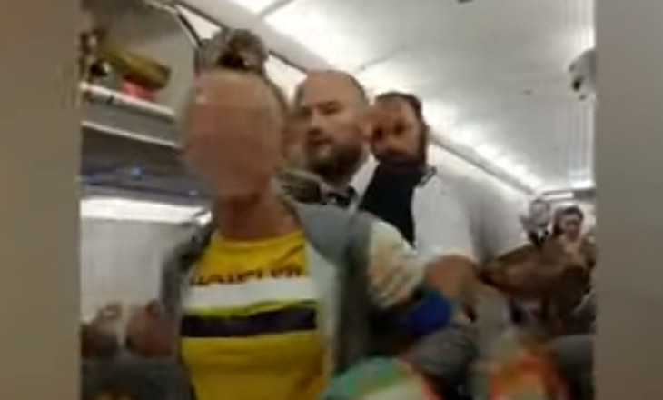 Dy gra nxirren jashtë pasi ofenduan bashkëudhëtarët myslimanë në aeroplan