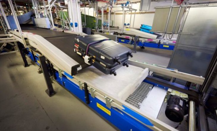 2 vjeçari përfundon në transportuesin e bagazheve në aeroport
