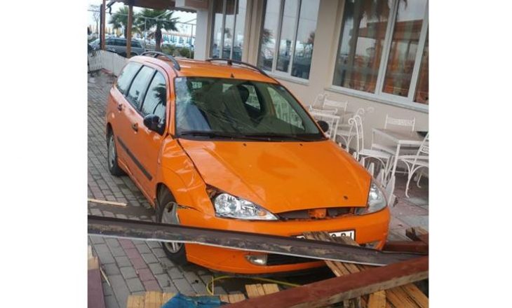 Kosovarit i shkatërrohet vetura në Shëngjin pas stuhisë së fortë