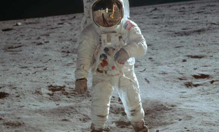 Njihuni me shqiptarin që u ndihmoi astronautëve amerikanë të ‘shkelnin’ në hënë
