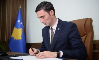 Ministri Shala nënshkruan vendimin për ndërtimin e inkubatorit të bizneseve në Skenderaj