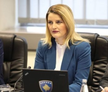 Ministrja Hoxha i jep kontratë biznesmenit amerikan të përfshirë në “skandalin me rusë” të PD-së