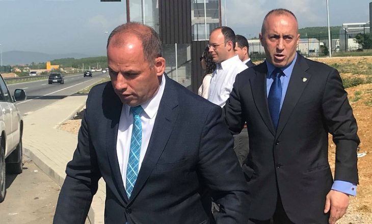Lladrovci shpërndanë fotografinë e Haradinajt me lot në sy teksa dha dorëheqje
