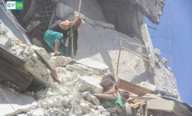 Pamje të tmerrshme në Siri, 5-vjeçarja nën rrënoja tenton ta shpëtojë motrën e saj