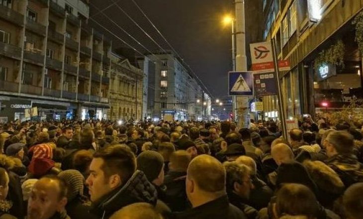 Serbët protestuan për të 30-ën herë, kërkojnë dorëheqjen e Vuçiqit