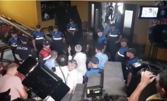 Protestuesit ngujohen në Teatrin Kombëtar, policia largon barrikadat