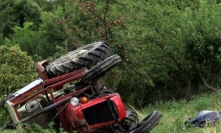 E përplasi të moshuarin me traktor dhe u largua