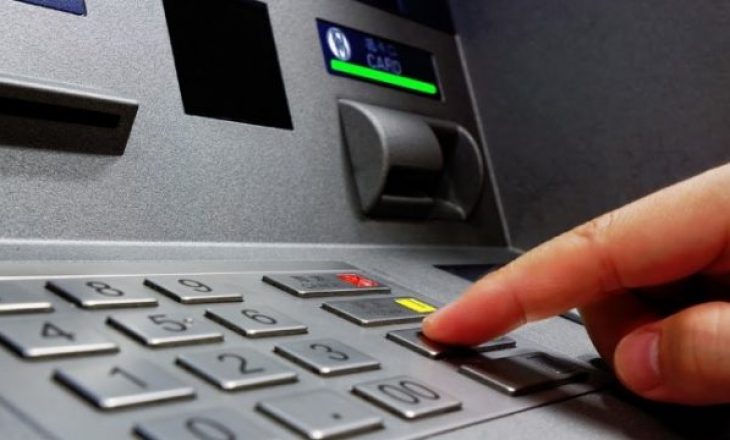 Specialistja u tregon shqiptarëve si të ruhen nga vjedhjet e mashtrimet në bankomate