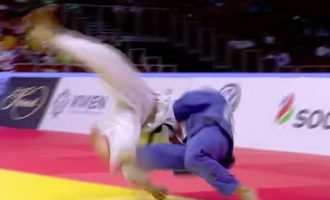 Momenti kur Akili e rrëzon “përtoke” xhudistin rus