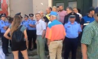 Tension tek Teatri Kombëtar, kundërshtohet nga protestuesit për prishjen e tij