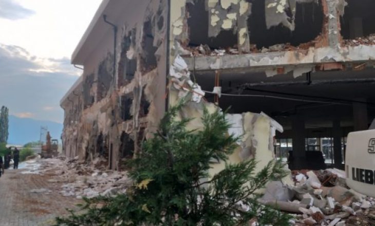 Komuna e Prizrenit insiston, vazhdon rrënimi i pjesës pa leje të objektit të “Abi Çarshia”