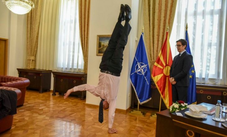 E rrallë: Ambasadori bën akrobacion në zyrën e presidentit të Maqedonisë së Veriut