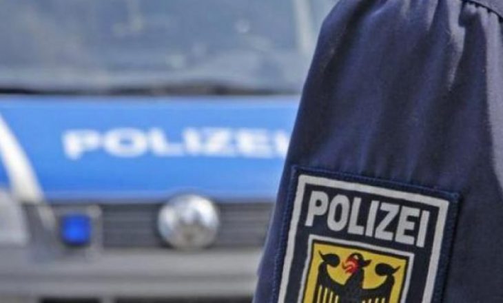 Kosovari “garon” me policinë, vetura përfundon në ara ai ikë duke e lënë vajzën 6 vjeçe