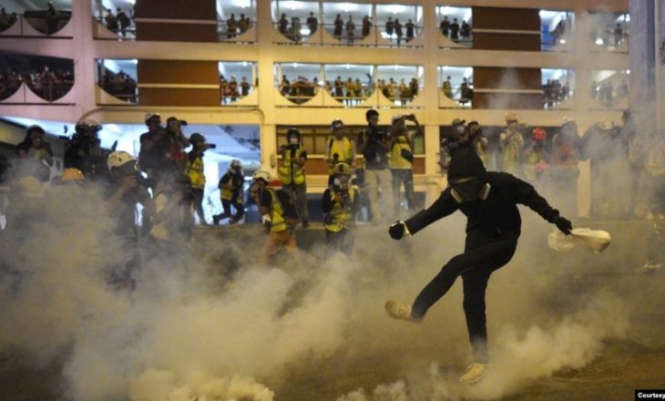 Eskalojnë protestat në Hong Kong, policia përdorë gazin lotsjellës