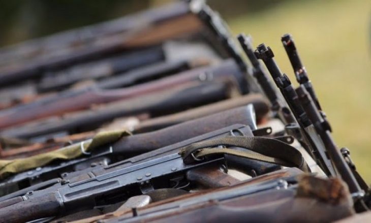 Përleshje në Obiliq – Policia konfiskon numër të madh armësh