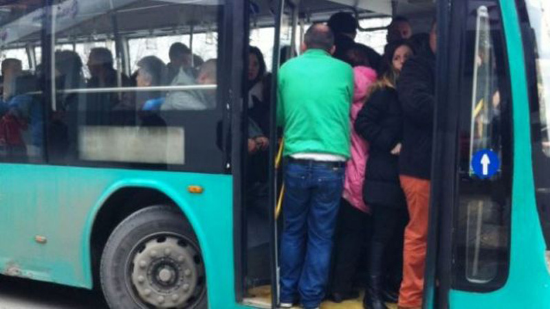 Voziste autobusin në gjendje të dehur, kondukterja rrëzohet nga dera e hapur - Gazeta Online INSAJDERI