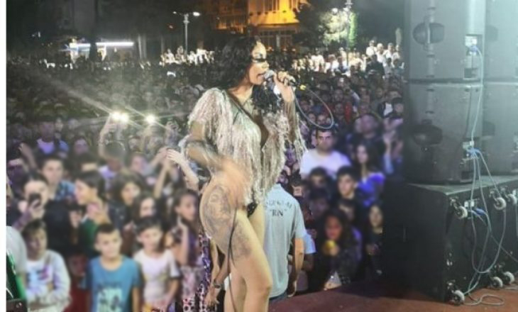 Veshja skandaloze e Fjolla Morinës në koncertin në Skenderaj të mbushur me fëmijë