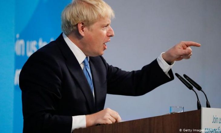 Boris Johnson shkelë protokollin në ditën e tij të parë si kryeministër
