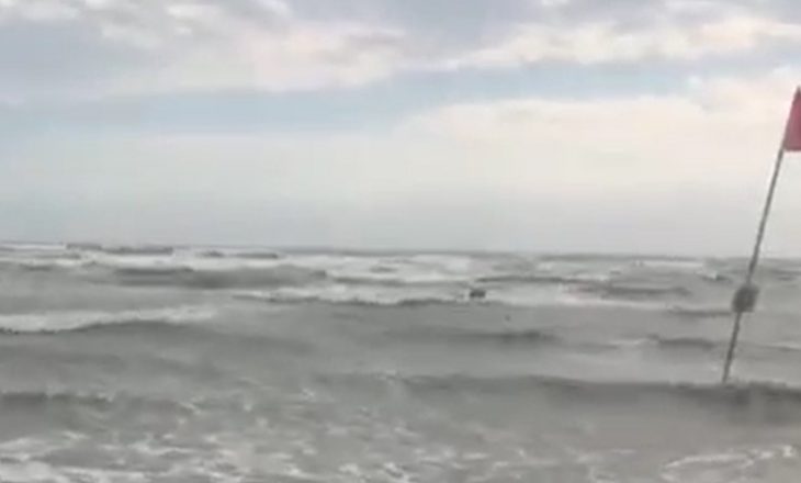 Stuhia e dallgët e mëdha tmerrojnë pushuesit në plazhin e Durrësit