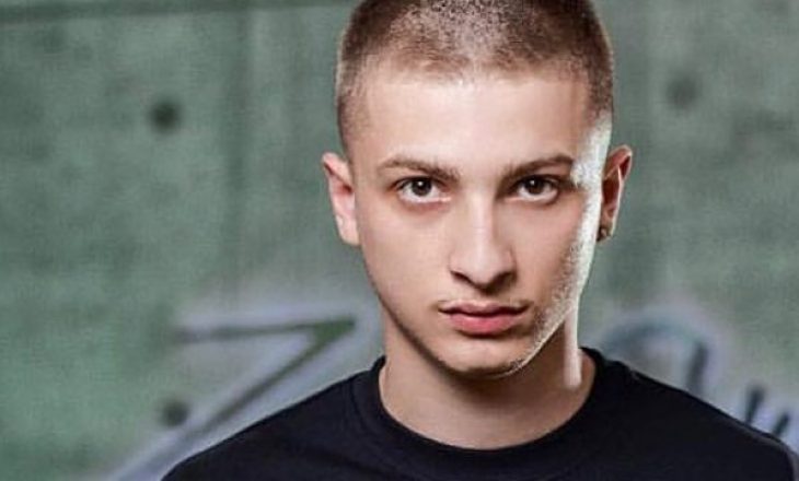 Fero publikon foto duke konsumuar marihuanë