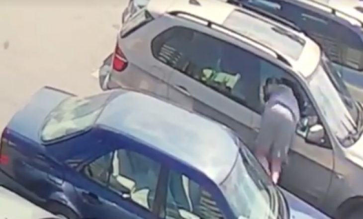 Momenti kur një person në pikë të ditës thyen makinen në Prizren dhe vjedh çantën