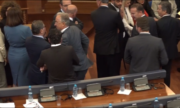 Avokati  jep një arsye të çuditshme për goditjen e Xhavit Halitit në Kuvend ndaj deputetit të LDK-së
