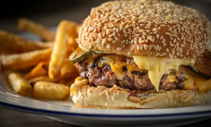 Studimi: Amerikanët dhe evropianët duhet të heqin dorë nga hamburgeri, për një arsye