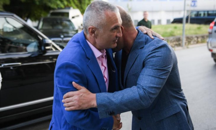 Meta përqafon Haradinajn në Prishtinë, diskutojnë për proceset që po kalon Kosova