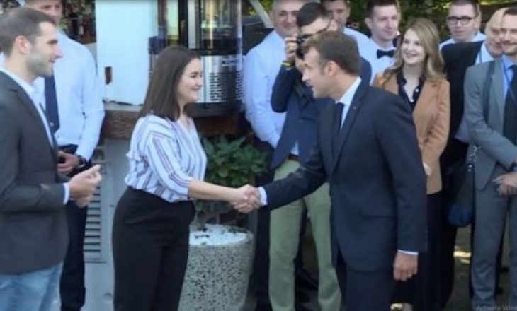 Studentët shqiptarë e presin dhe bisedojnë me Macronin në Serbi