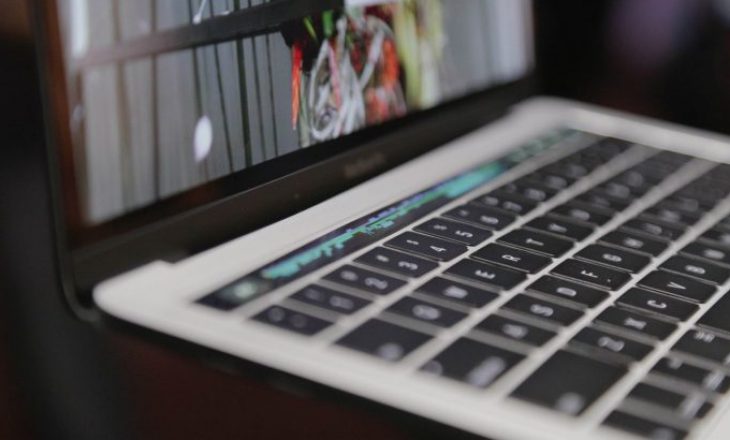 Apple ndryshon dizajnin e tastierave problematike të MacBook