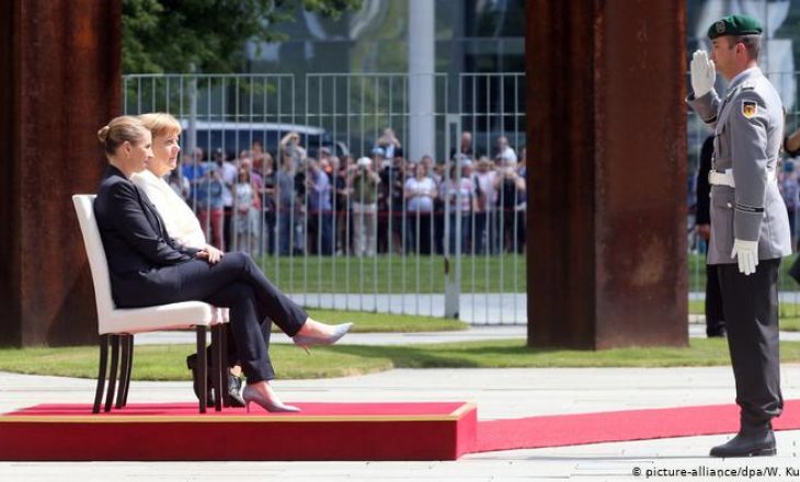 E ulur gjatë inonimit të himnit – Merkel dridhet sërish, gjermanët të shqetësuar