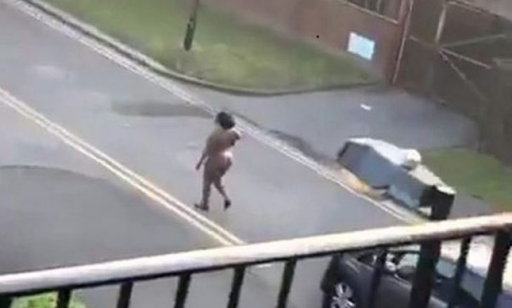 Temperatura të larta në Angli, një grua del e zhveshur në rrugë