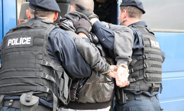 Këta janë zyrtarët e Ministrisë së Infrastrukturës që u arrestuan dje nga policia për keqpërdorim me patentë shoferë
