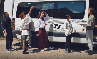 Ambasada e famshme në Kosovë sjellë “Kliçkas, guxhas, pitpitak”