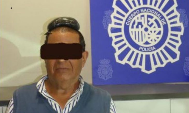 Fshehu gjysmë kilogrami kokainën nën paruke – kap ‘mat’ nga policia kolumbiani