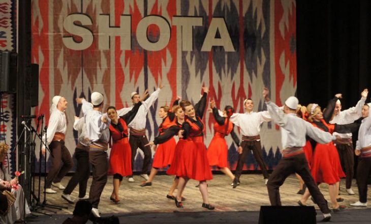 Ansambli ‘Shota’ merr pjesë në dy festivale të mëdha të folklorit