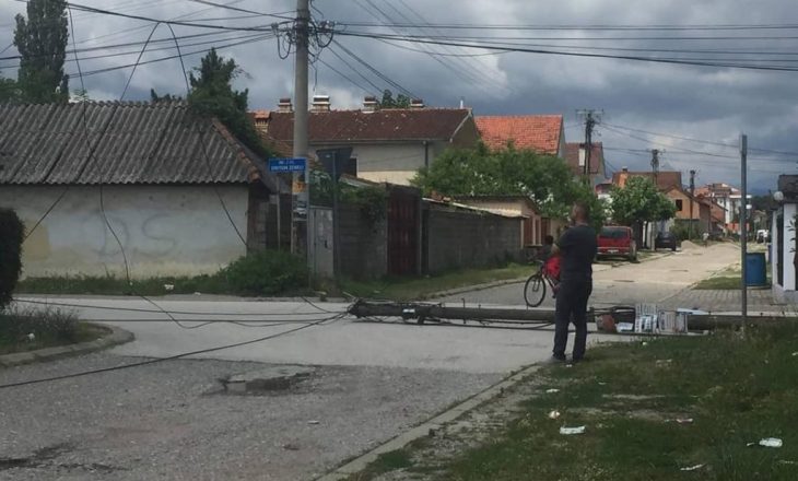 Kamioni rrëzon shtyllen elektrike në Gjakovë, banorët të rrezikuar