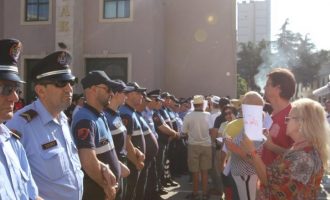 Rrënimi i Teatrit Kombëtar  – Opozita dhe artistët bashkë në protestë