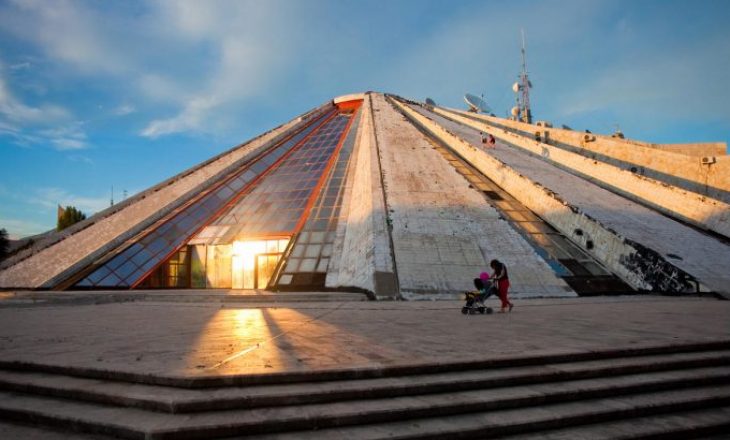 Piramida e Tiranës, një muze Komunist që do të shndërrohet në qendër rajonale e teknologjisë
