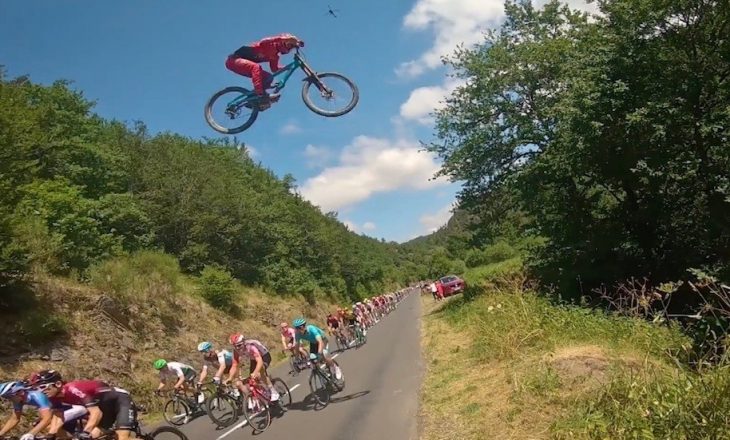 Çmenduri, fluturon me biçikletë mbi çiklistët garues (VIDEO)